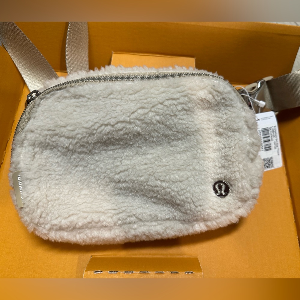 NWT Lululemon everywhere belt bag (fleece)